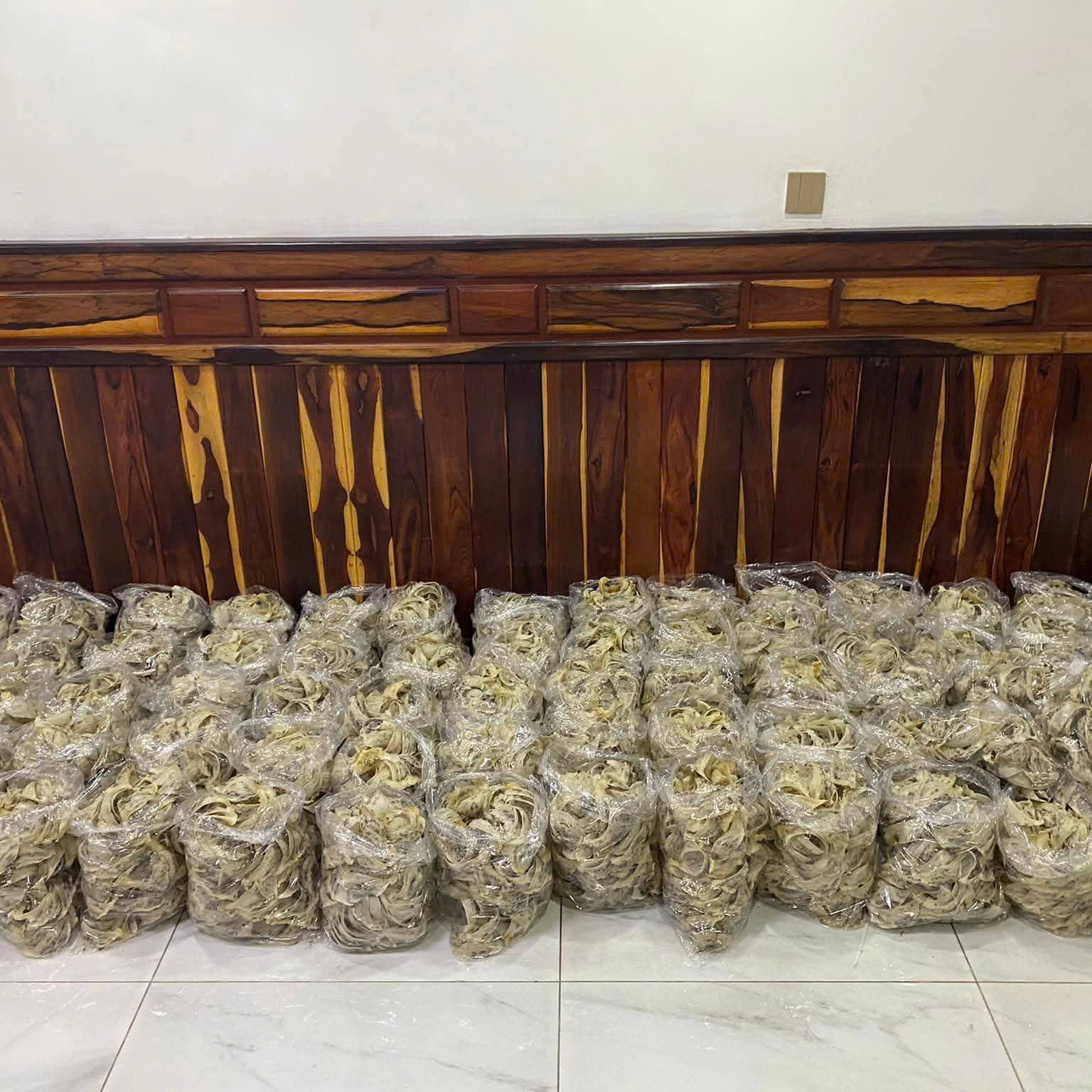 Dấu hiệu phân yến để nhận biết chim con ở lại nhiều sau khi biết bay .